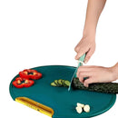 Tabua-de-Corte-Antibacteriana-com-Suporte-Integrado-sendo-utilizada-para-cortar-legumes