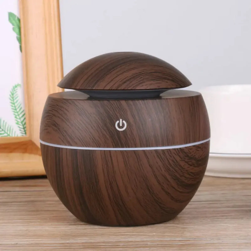 Umidificador-Aromaterapia-Portatil-Madeira-Plastica-marrom-em-cima-de-uma-mesa