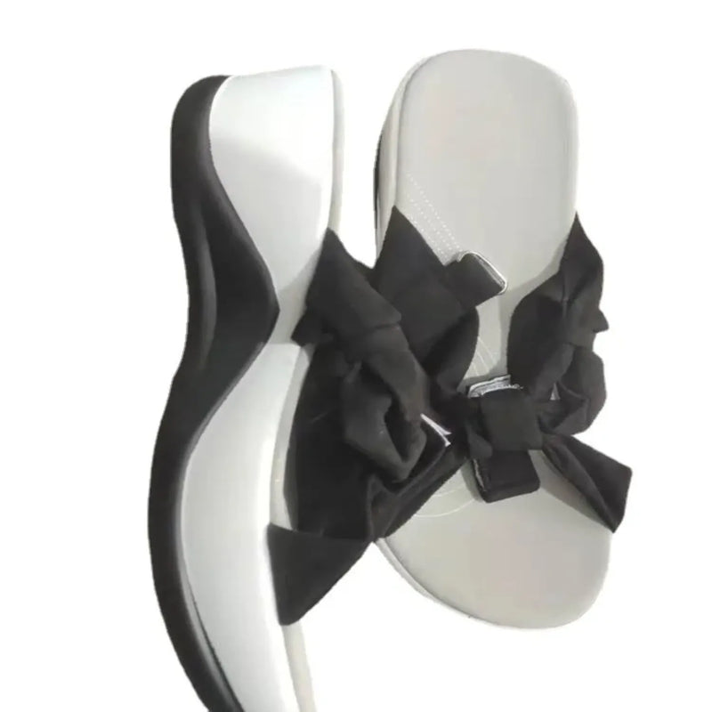 um-par-de-Sandalias-Femininas-Plataforma-com-Laco-Antiderrapante-na-cor-preta